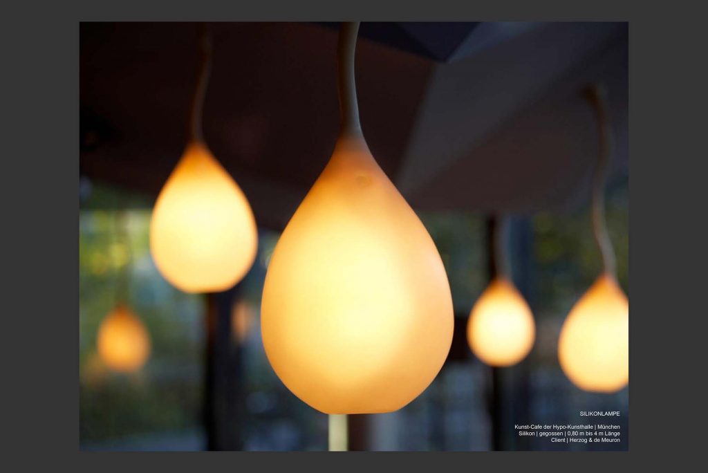 Moderne Pendelleuchte aus Silikon von Herzog & de Meuron in München by Colin Patterson