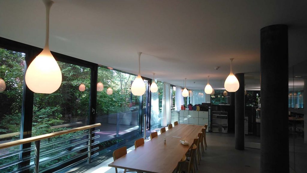 Silikonlampe im Tropfendesign, beleuchtet das Kunst-Café der Hypo-Kunsthalle by Colin Patterson